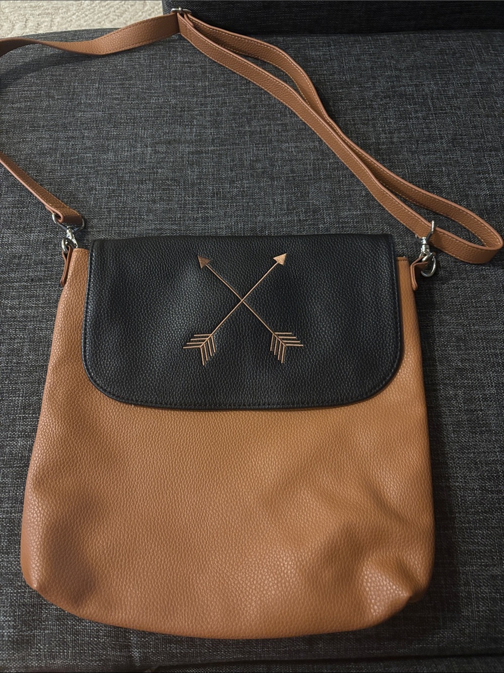 Thirty-one Crossbody Bag in Black/ Tan Stylish Arrow Accent plus 2 extra flaps.